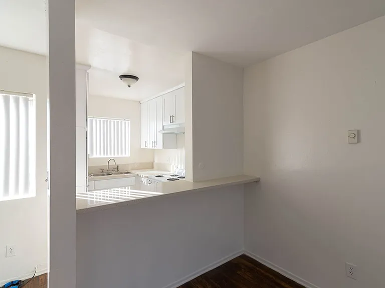 8123 - Sepulveda Apartments — Photo 19