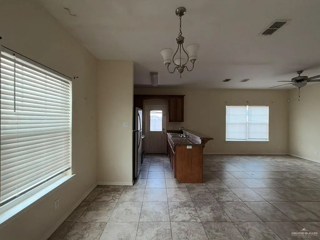 3 bed, 2.5 bath, 1370 sqft, $1,300 — Photo 4