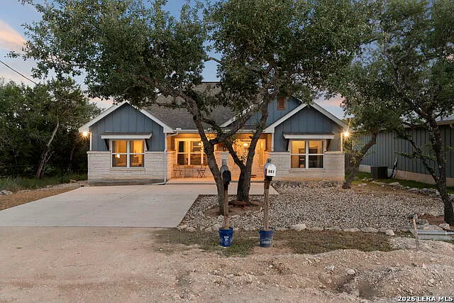 986 Paradise Dr