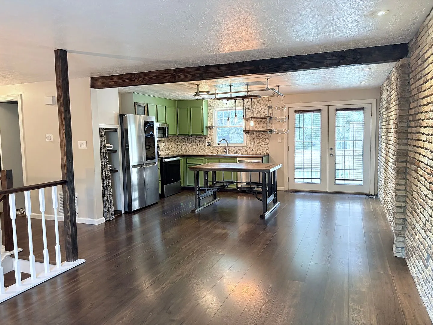 Charming 3 beds 2 baths iHome for Rent with Spacious Fenced Yard! — Photo 3