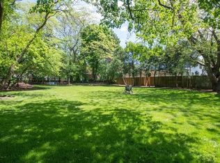 1028 Saxony Dr, Highland Park, IL