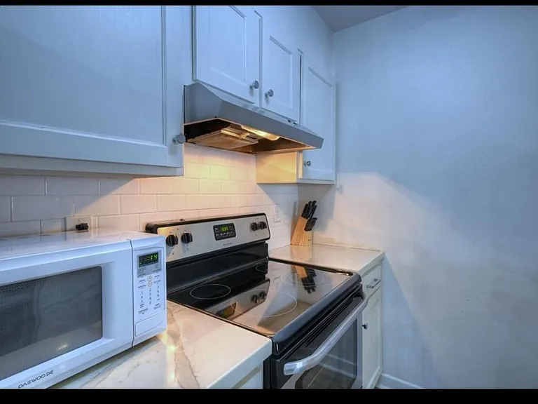 7138 N Holiday Dr — Photo 3