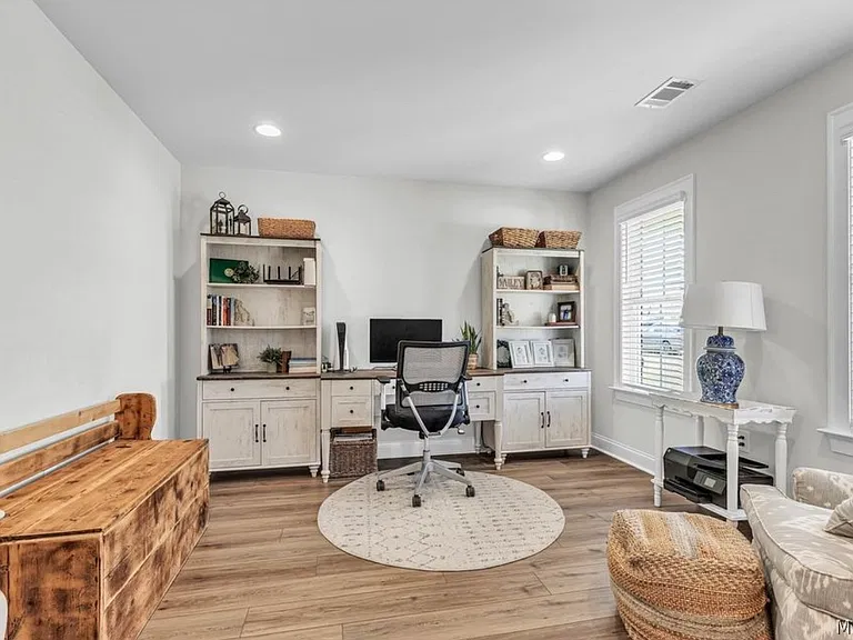 253 Pedric Dr — Photo 2