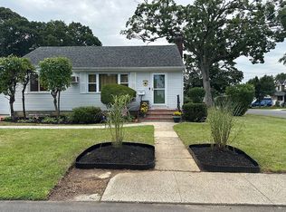 384 Michigan Ave, Massapequa Park, NY 11762