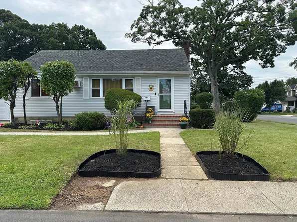 384 Michigan Ave, Massapequa Park, NY 11762