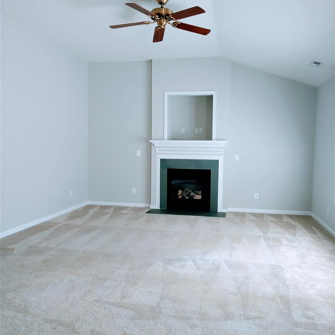 3 bed, 2.0 bath, 1945 sqft, $2,500 — Photo 2