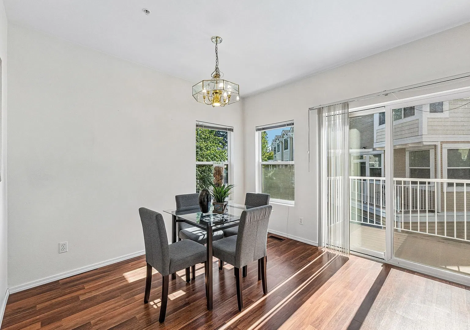 Spacious 3BR Bothell End-Unit Townhome with 3-Car Garage — Photo 4