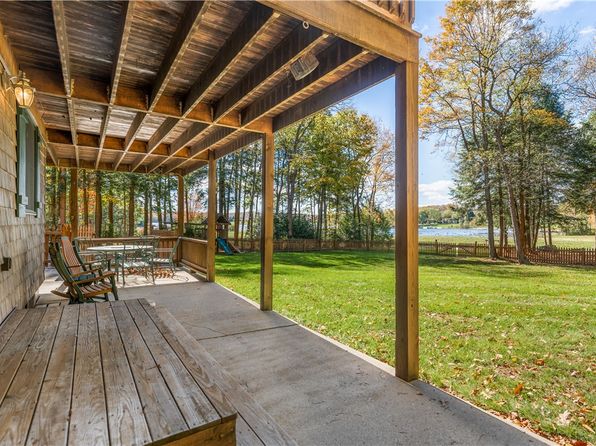387 Peninsula Dr, Central City, PA 15926