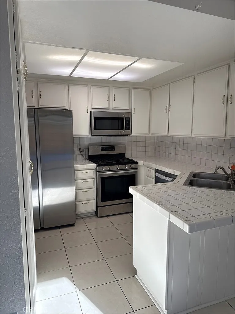 3 bed, 2.5 bath, 1515 sqft, $3,700 — Photo 4