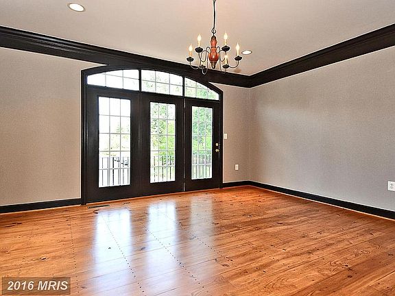 Large living room w/balcony