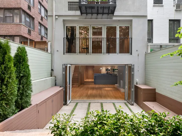 425 East 50th Street image 1 of 13