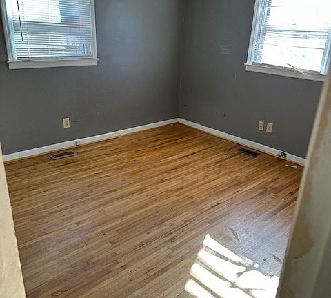 4th image of 202 Caswell St