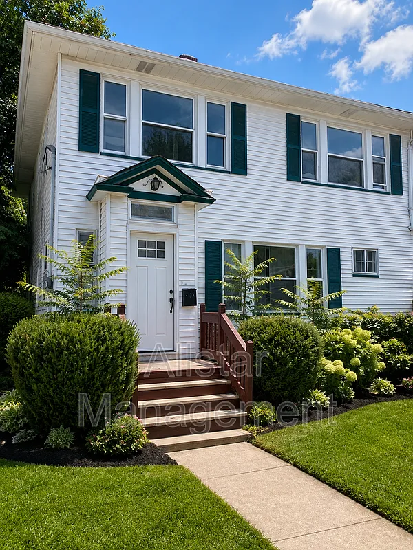 3 bed, 1.0 bath, 1000 sqft, $1,200 — Photo 1