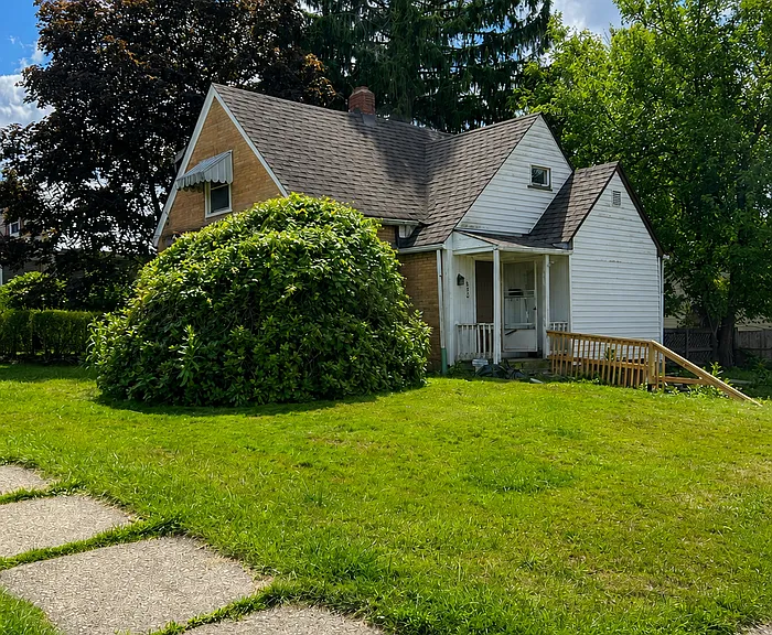 820 Center Ave — Photo 3