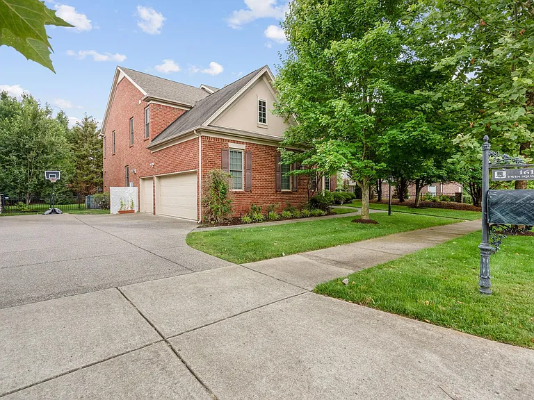 1610 Twin Square Way — Photo 47