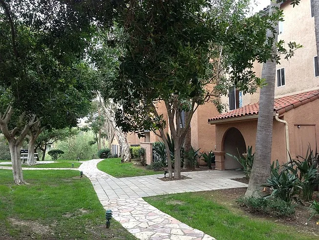2 bed, 848 sqft, $3,200 — Photo 2