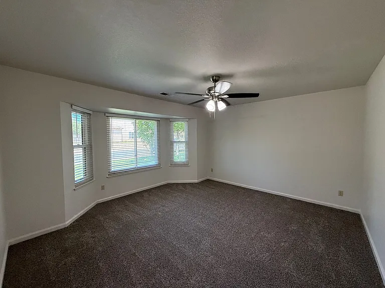 2136 Southgate Dr — Photo 4