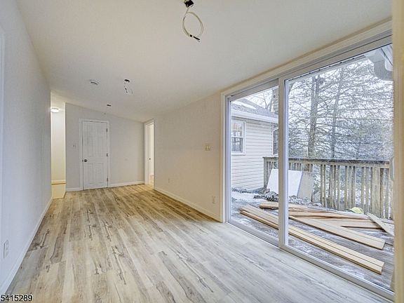 3rd image of 240 Acabonack Rd