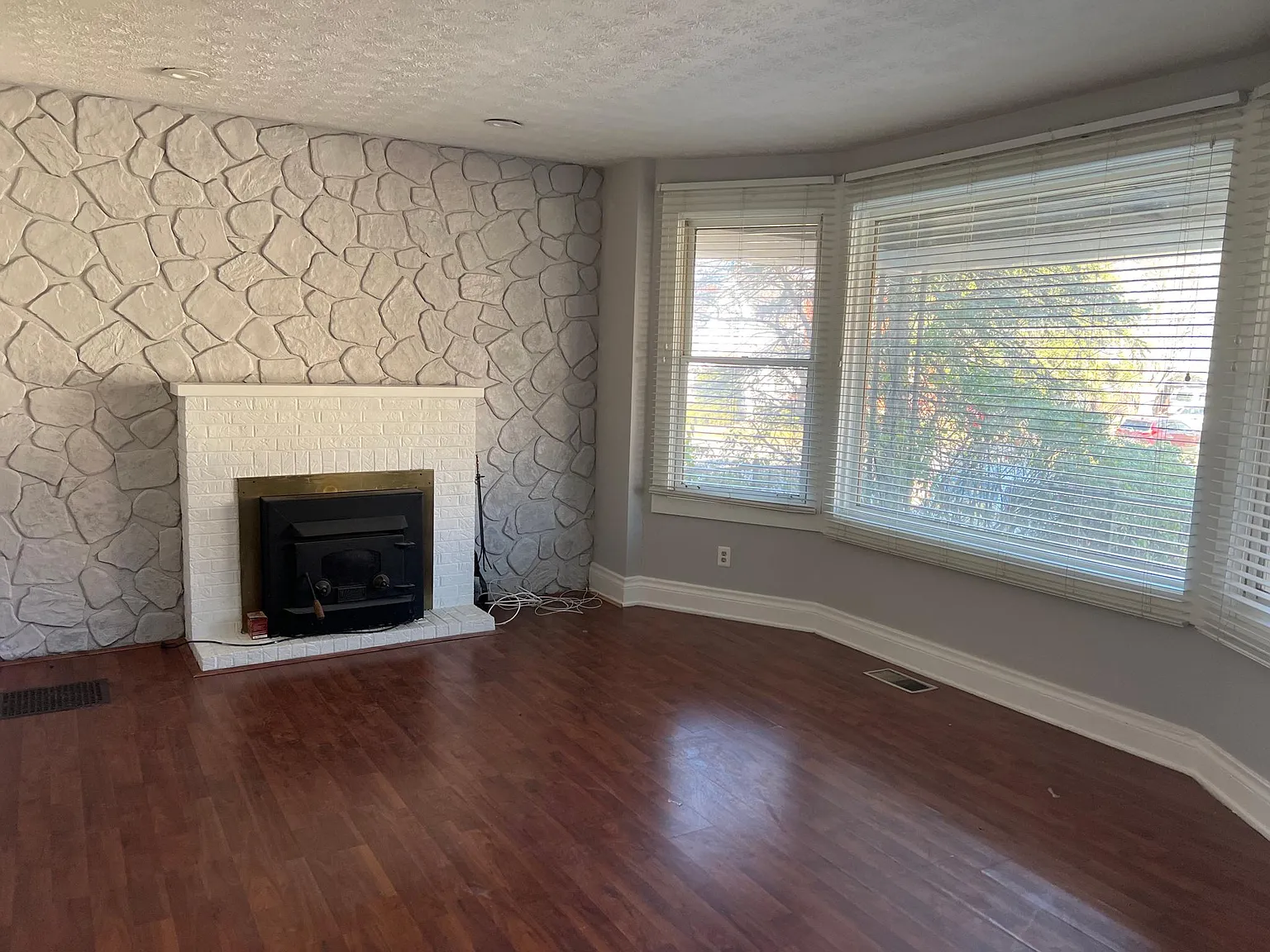 3 bed, 1270 sqft, $1,895 — Photo 3