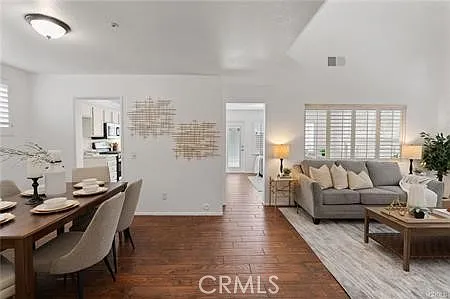 572 E Stephanie Dr — Photo 4