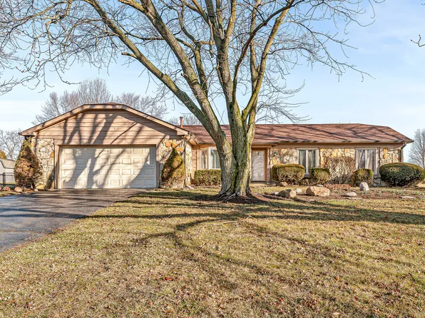 6892 W Brier Creek Dr, New Palestine, IN 46163