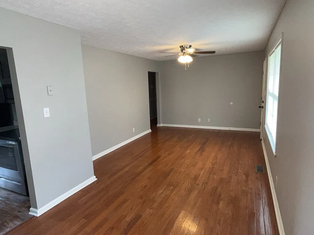 3 bed, 2.0 bath, 1043 sqft, $1,300 — Photo 2