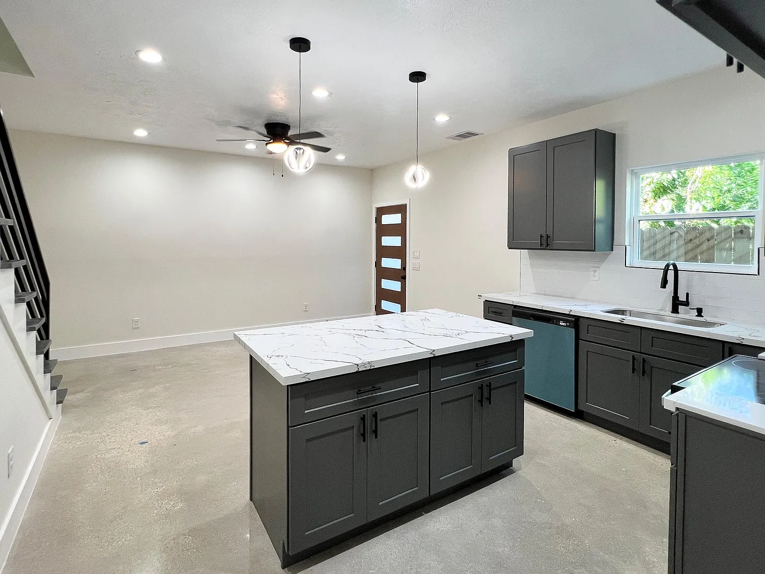 3 bed, 2.5 bath, 1296 sqft, $1,850 — Photo 2