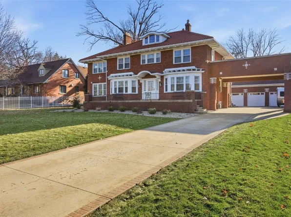 2249 Grande Ave SE, Cedar Rapids, IA 52403