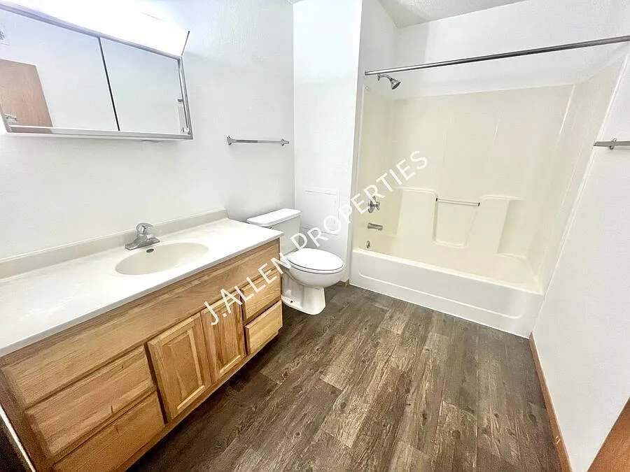 Large, Comfortable, Affordable 2 bed — Photo 2