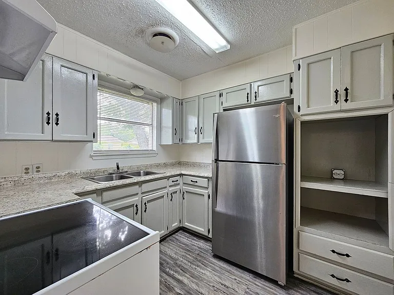 1504 S West S Young Dr — Photo 2