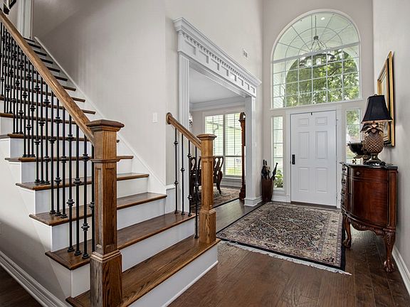 5th image of 2001 Royal Oak Dr