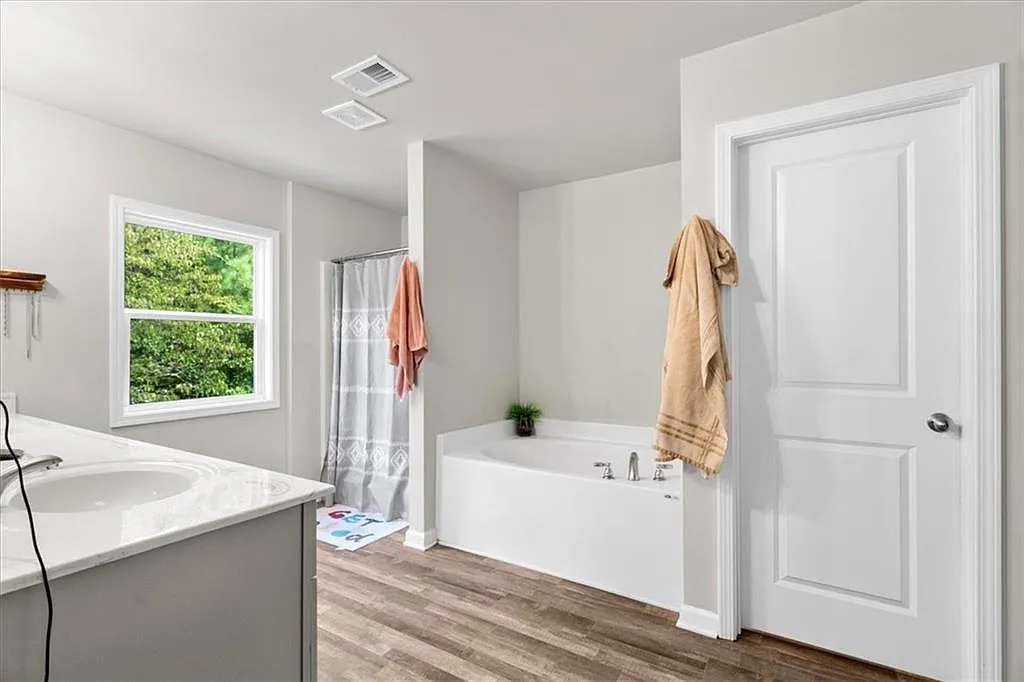 4 bed, 3.5 bath, 2568 sqft, $2,200 — Photo 3