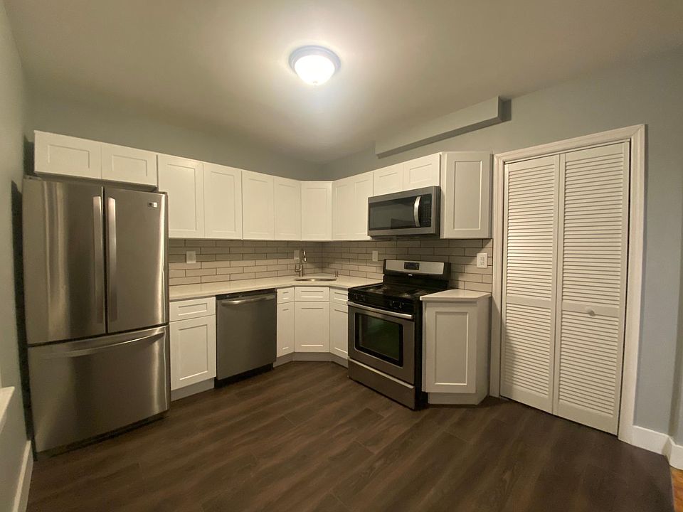 Brand-new, eat-in kitchen with pantry
