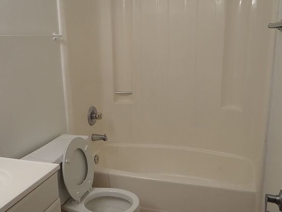 3rd image of 805 Victoria Blvd