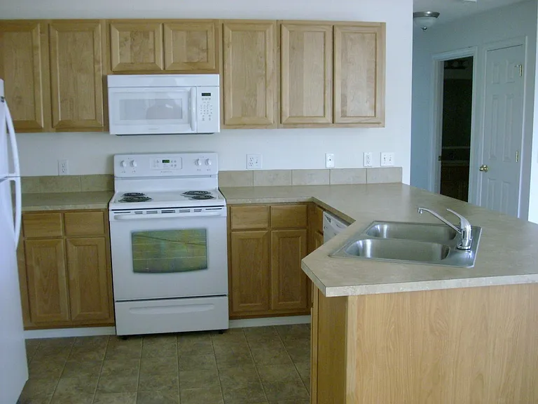 Ellendale Manor Apartments — Photo 7
