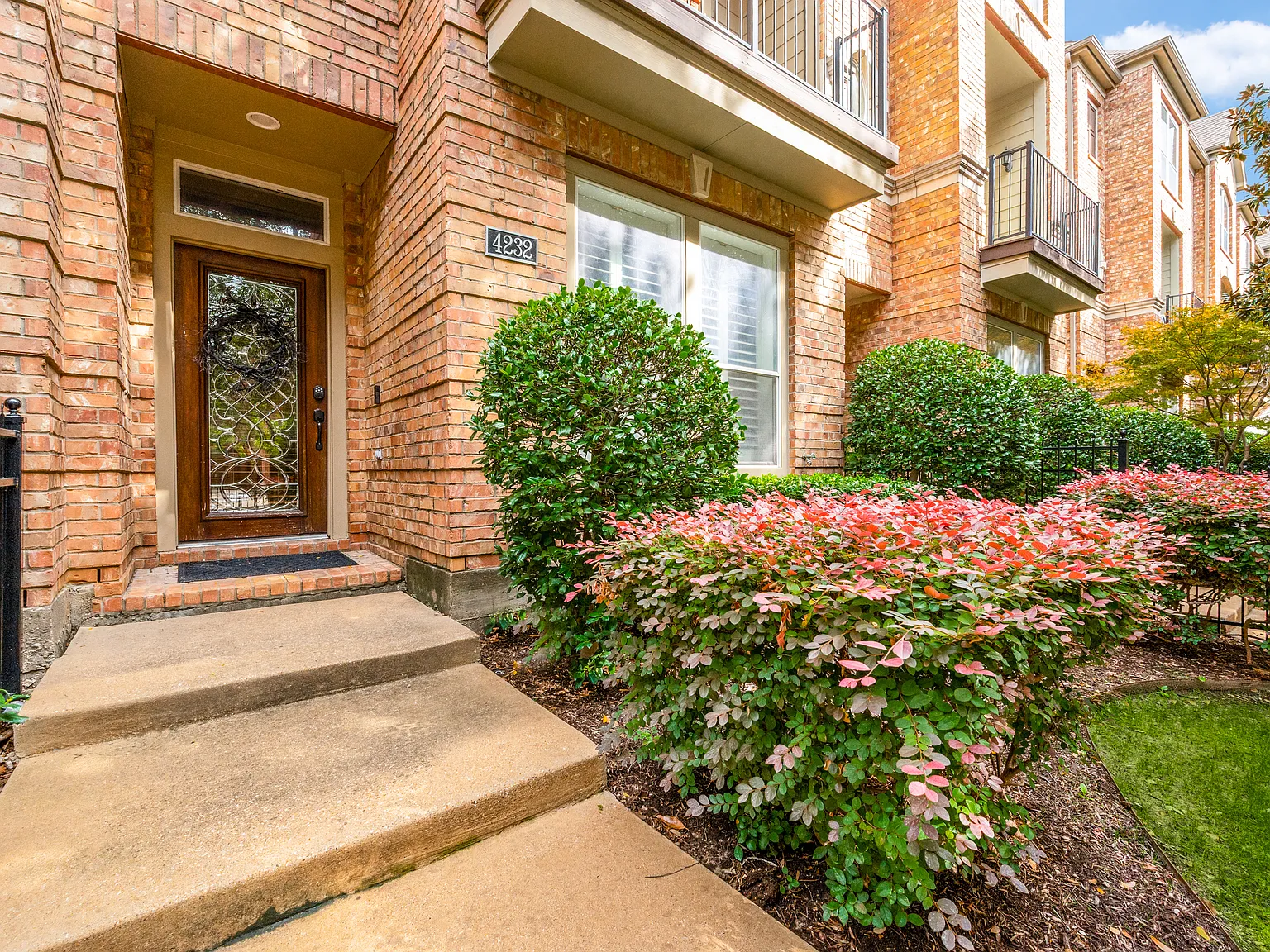 3 bed, 3.5 bath, 2420 sqft, $4,500 — Photo 2