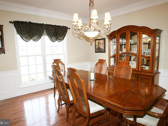 5th image of 70 Hempstead Dr