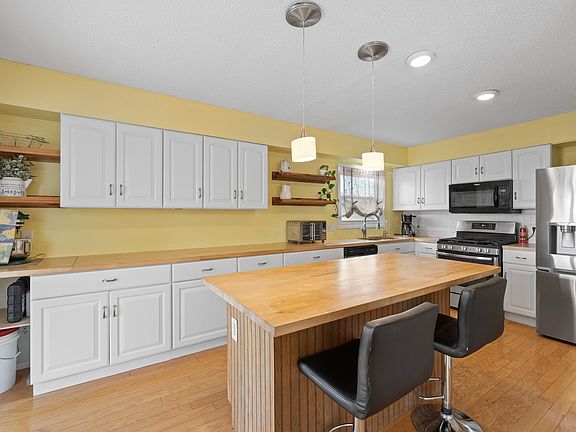 4th image of 3702 Parkview Dr