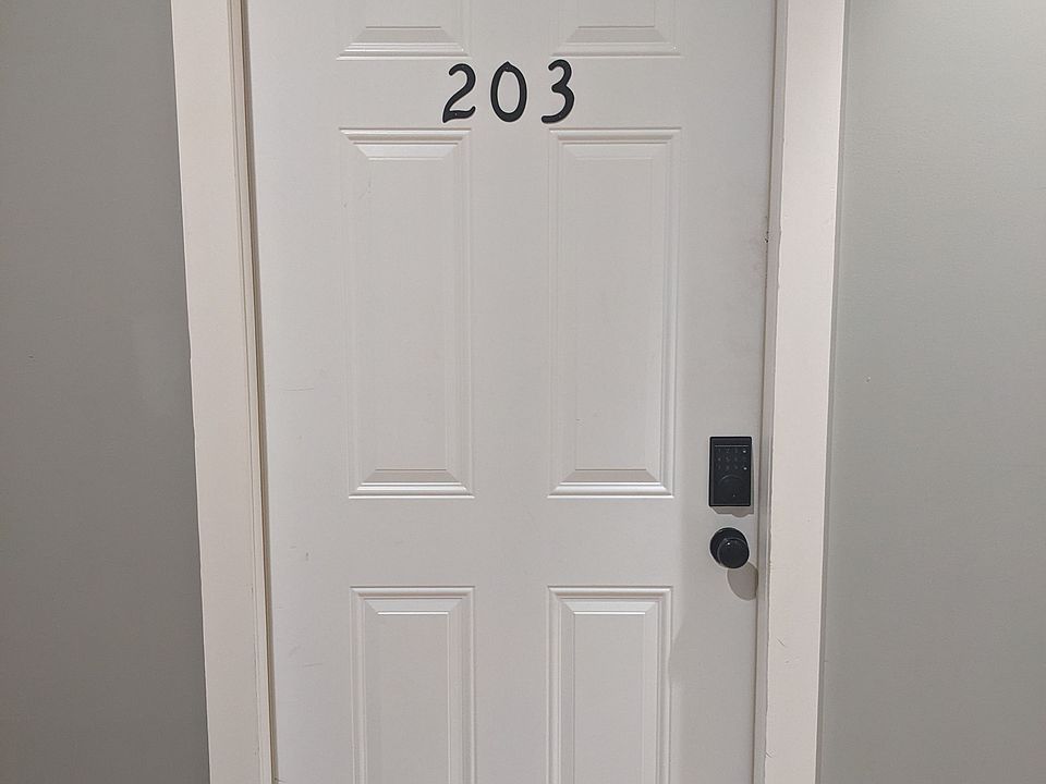 1st image of 811 Broadway St #203