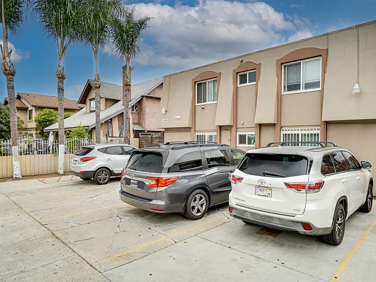 3846 Van Dyke Ave — Photo 2