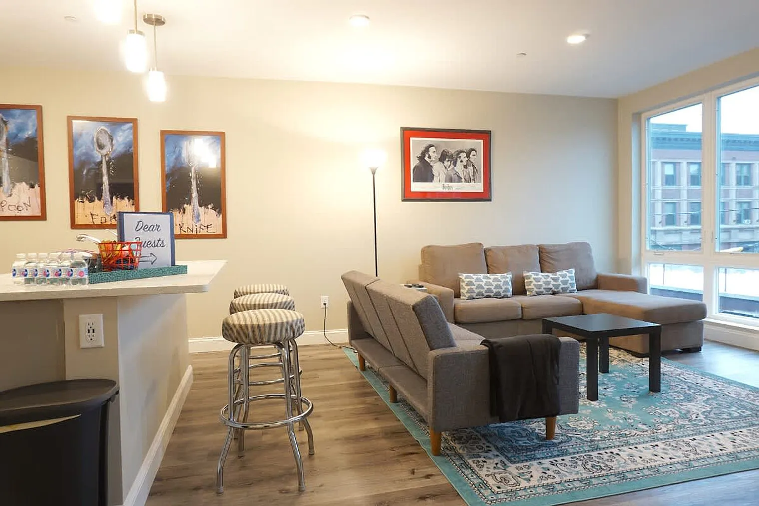2 bed, 1.0 bath, 871 sqft, $4,944 — Photo 2
