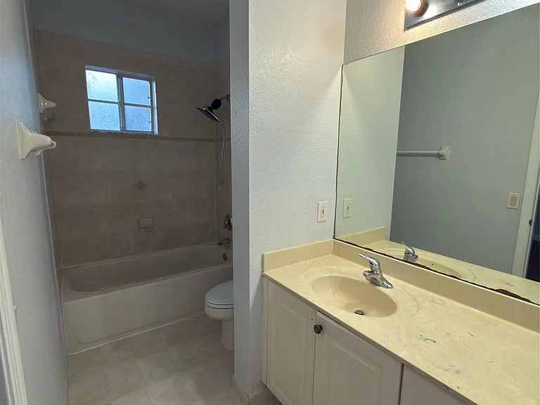 8320 Santa Monica Ave #8320 — Photo 11