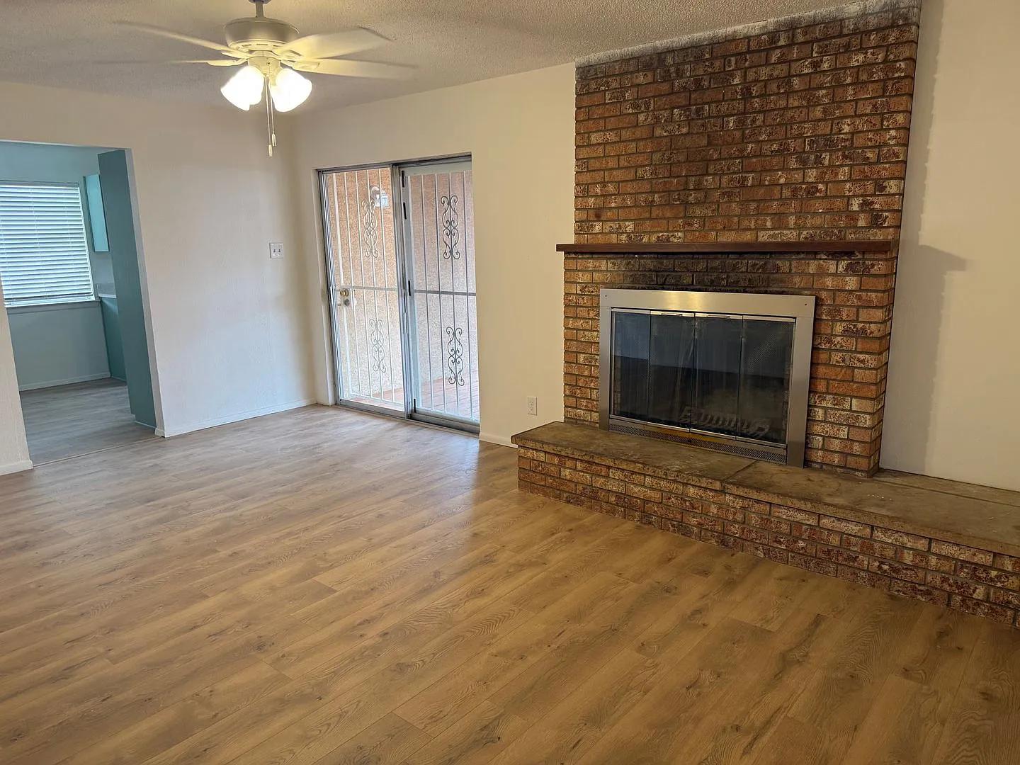 3 bed, 2 bath, 2 living areas, Great Location! — Photo 3