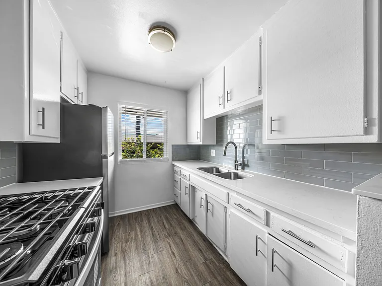 405 W 10th St — Photo 7