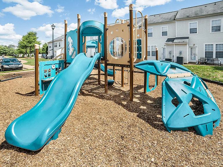 Riverside Manor Apartments — Photo 10