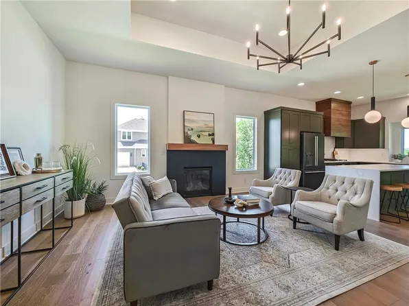 2452 W 179th St, Overland Park, KS 66085