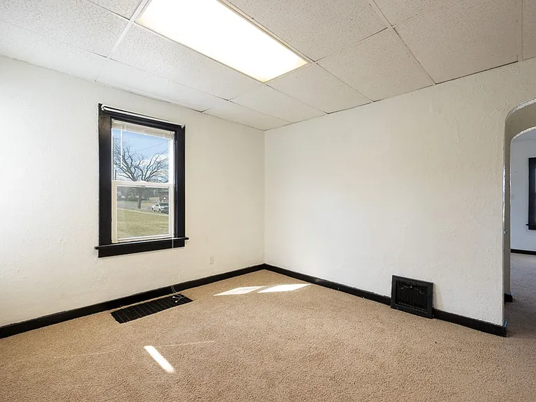 223-225 W Trail St — Photo 12