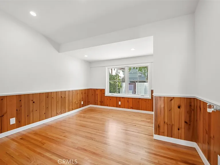 2549 N Beachwood Dr — Photo 23