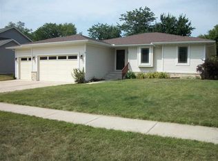 9 Buffalo Ct, Le Claire, IA 52753