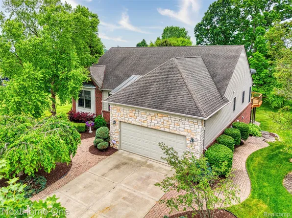 57755 Cider Mill Dr, New Hudson, MI 48165